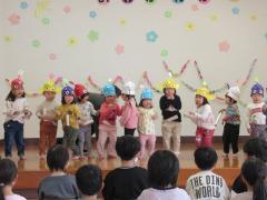 大好きな歌や踊りをしています