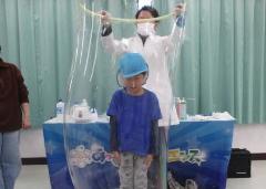 しゃぼんだまの中に入っています