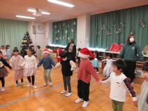 クリスマスの踊りを踊っています