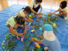 笹に飾りをつけています