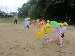 作ったこいのぼりをもってリレーをしています