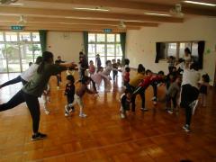 こいのぼりのダンスを踊っています