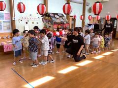 みんなでおみこしを担いでいます。