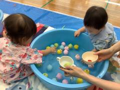 小さいクラスの子達が、マスコットすくいをしています。