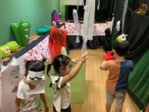 おばけになって驚かせています。