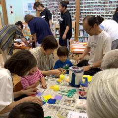 おじいちゃん、おばぁちゃんと一緒に飾りを作りました。