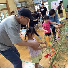 完成した笹飾りを一緒に飾ったよ。