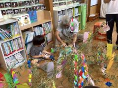 どこに飾るか考えながら飾っていました。