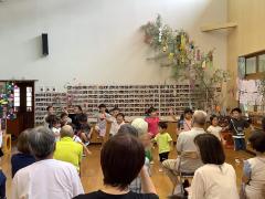 歌と踊りを披露しました。