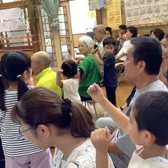 祖父母とふれあい遊びをしました。