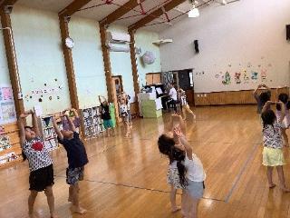 リズム運動をしています