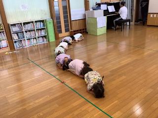 リズム運動で毛虫をしています