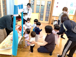 お菓子屋さんごっこをしています