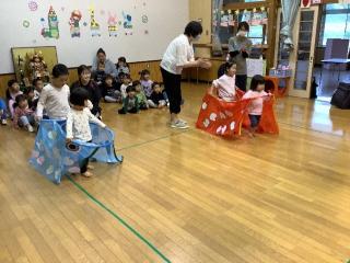 異年齢の友達とこいのぼりのゲームをしています