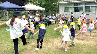 老人クラブの方々に踊りのプレゼントをしています