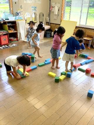 いちご組がソフトブロックで遊んでいます