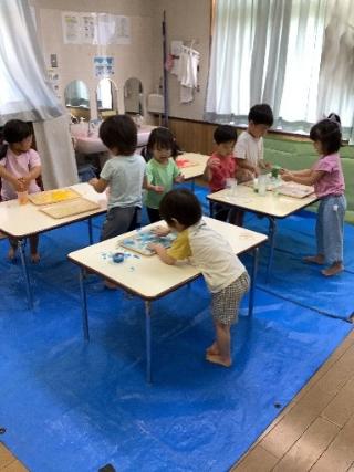 いちご組が寒天遊びをしています