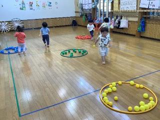 もも組がカラーボールで遊んでいます
