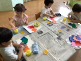 もも組がのりを使って遊んでいます