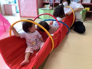 さくらんぼ組がフープトンネルで遊んでいます