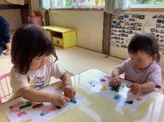 さくらんぼ組がシール剥がしをしています