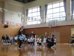 いちご組が探険隊になって、探険に出かけています。