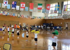 みかん組のオーガンジーを使った踊りをしているところです。