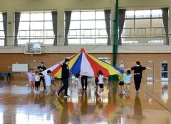 みかん組とめろん組がバルーンで遊んでいるところです。