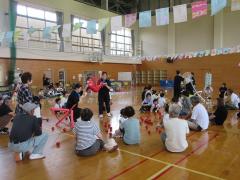 祖父母と子ども達が玉入れをしているところです。