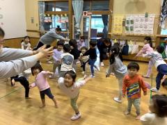 こいのぼりの踊りを踊ったよ。