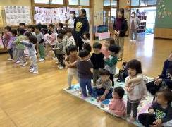 春の歌を歌っています