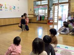 保育士と一緒に自己紹介をしました。