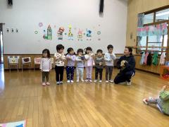 手遊びリンゴコロコロをしています