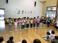 キャベツの中からの手遊びをしています