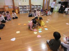 友達と協力してみんなで同じ絵を探しています。