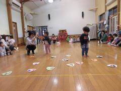 同じ絵を見つけると「一緒」と喜んでいます。