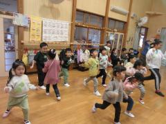 踊りを踊っています