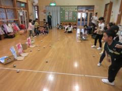 鬼の的当てゲームをしています