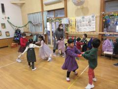 友達と輪になって踊っています。