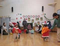 小さいクラスの子ども達が、サンタクロースやトナカイの衣装を着てそりを引っ張っています。