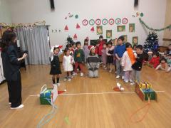 大きいクラスは、サンタチームとトナカイチームに分かれてリレーをしています。