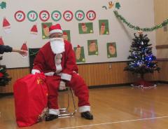 サンタクロースが登場し、子ども達の様々な質問に答えてくれました。