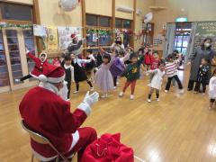 サンタクロースに子ども達の踊りを見てもらいました。
