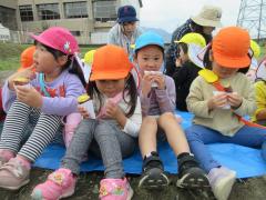 焼きたてのいもをみんなで食べています。