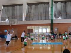 いちご組の子ども達がかえるになってごっこ遊びをしています。