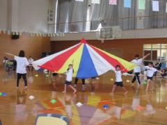 めろん組の子ども達がバルーンをしています。