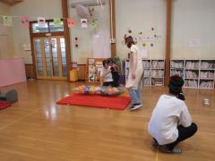 風船のマットの上をバランスをとって歩いています。