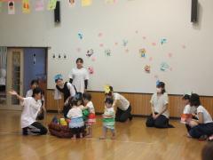 大きな野菜を運んで遊んでいます。