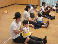 お家の人の膝の上に座ってふれあい遊びをしています。