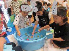 クジラすくい　金魚すくいのようにクジラのおもちゃを上手にポイに乗せてすくっていました